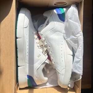 On Cloud running The Roger Centre Court Shoes - White and Emerald 8.5 women’s